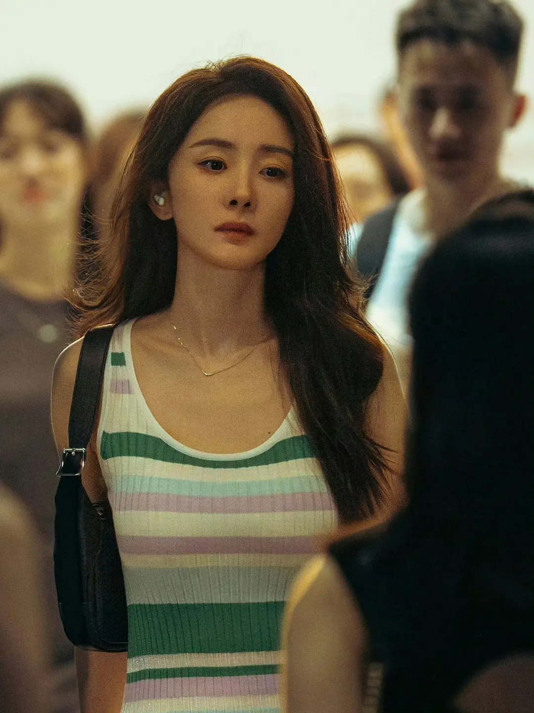 幂姐稳了，金像奖、金鸡奖最佳女配角提名如探囊取物。身材真好，这个年纪还能保持这个