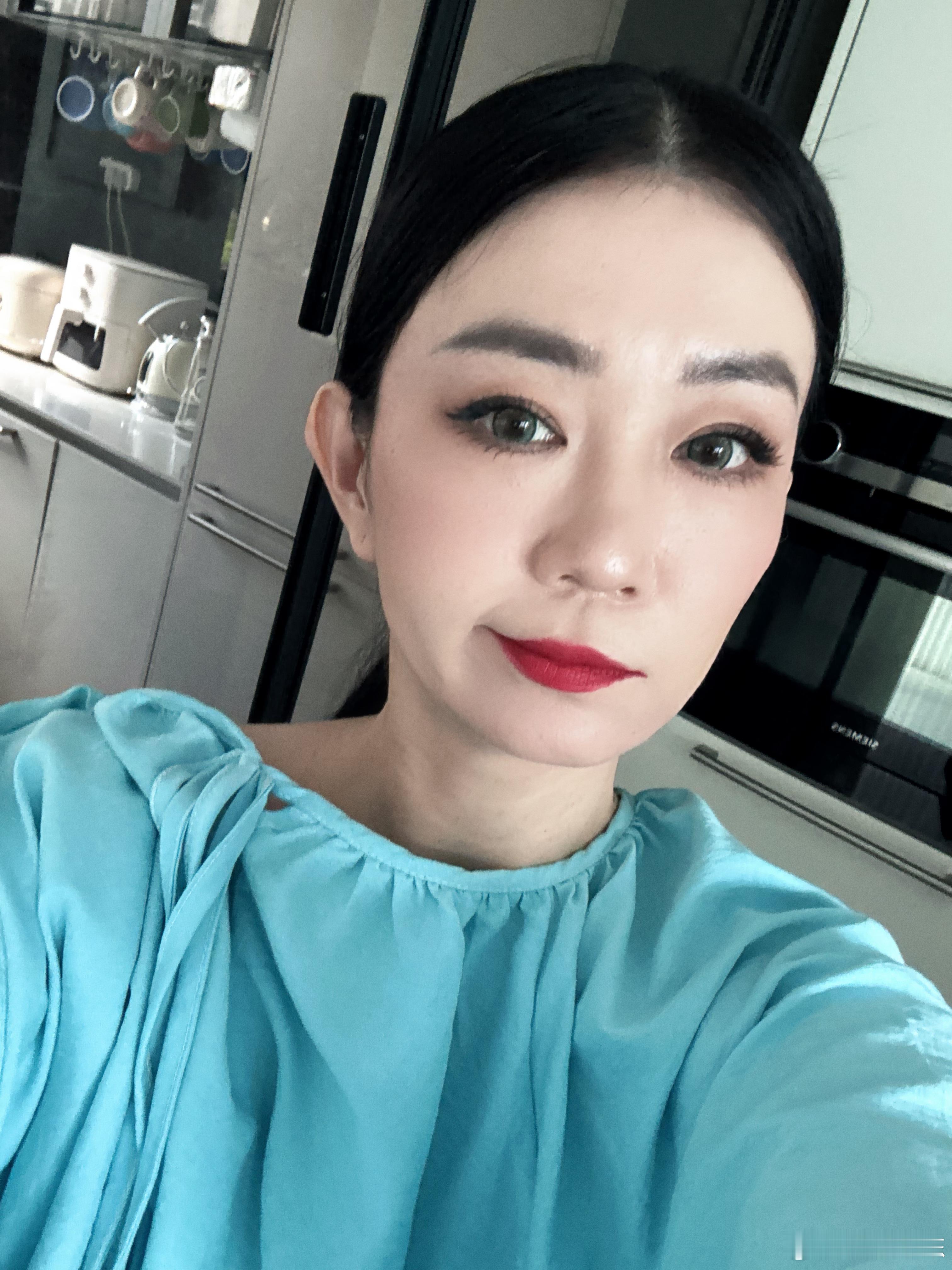 画了个绝美眼妆 然后发现脚本里的搭配全是戴墨镜的🙃🙃🙃🙃🙃🙃🙃🙃