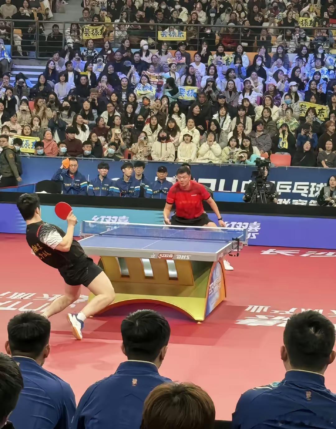 乒超联赛 来看看樊振东的绝世好腰和蜜大腿，图二都打到身上了还能打回来，不严谨地说