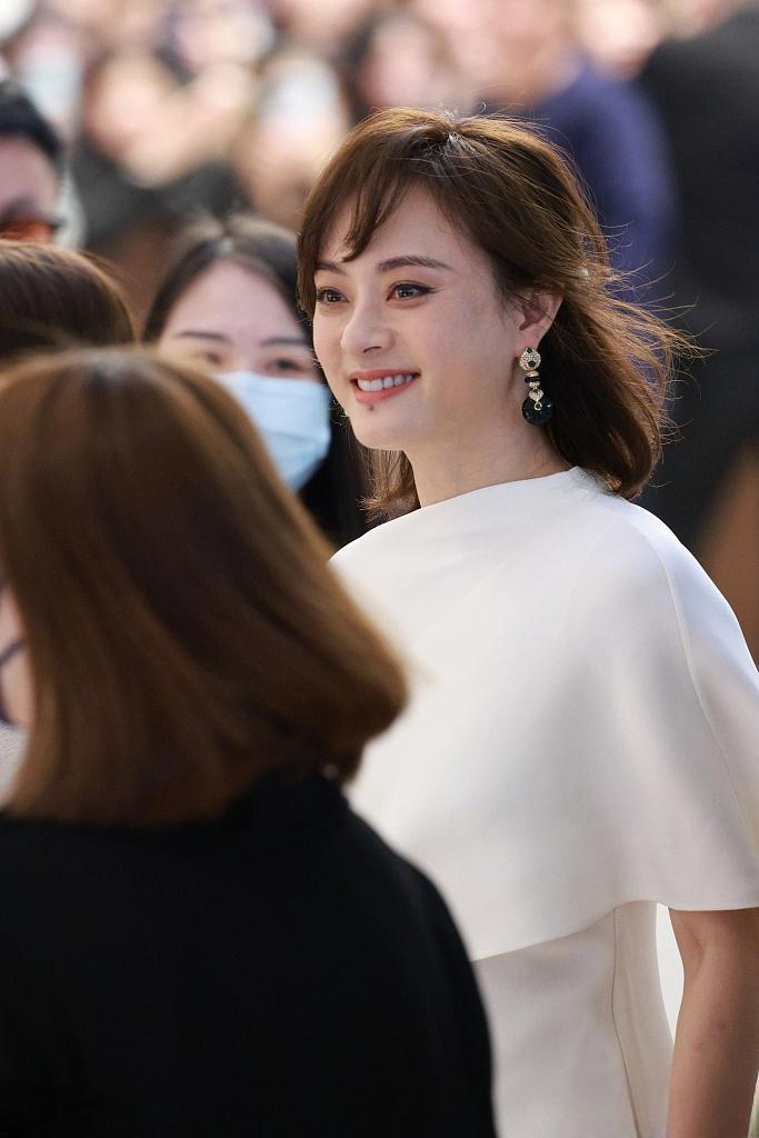 孙俪活动生图释出，身着白色裙装优雅温柔又明媚，长发造型也好美！看起来颜值回春了不