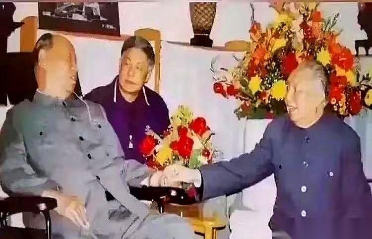 1997年，华国锋去看彭真。
推开门，屋里没有想象中的寒暄，静得能听见自己的心跳