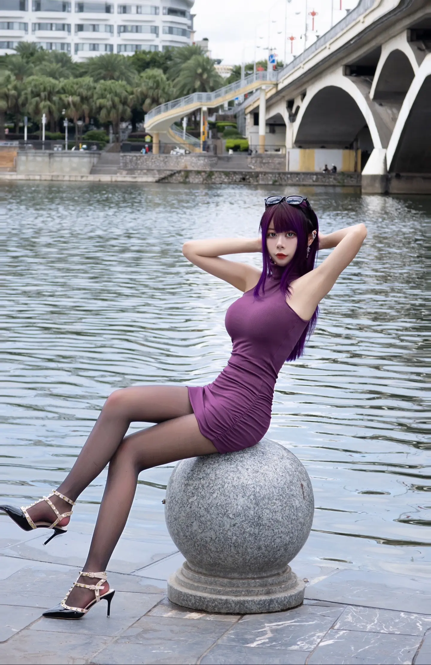 再说废话 就拿高跟鞋踩你的嘴