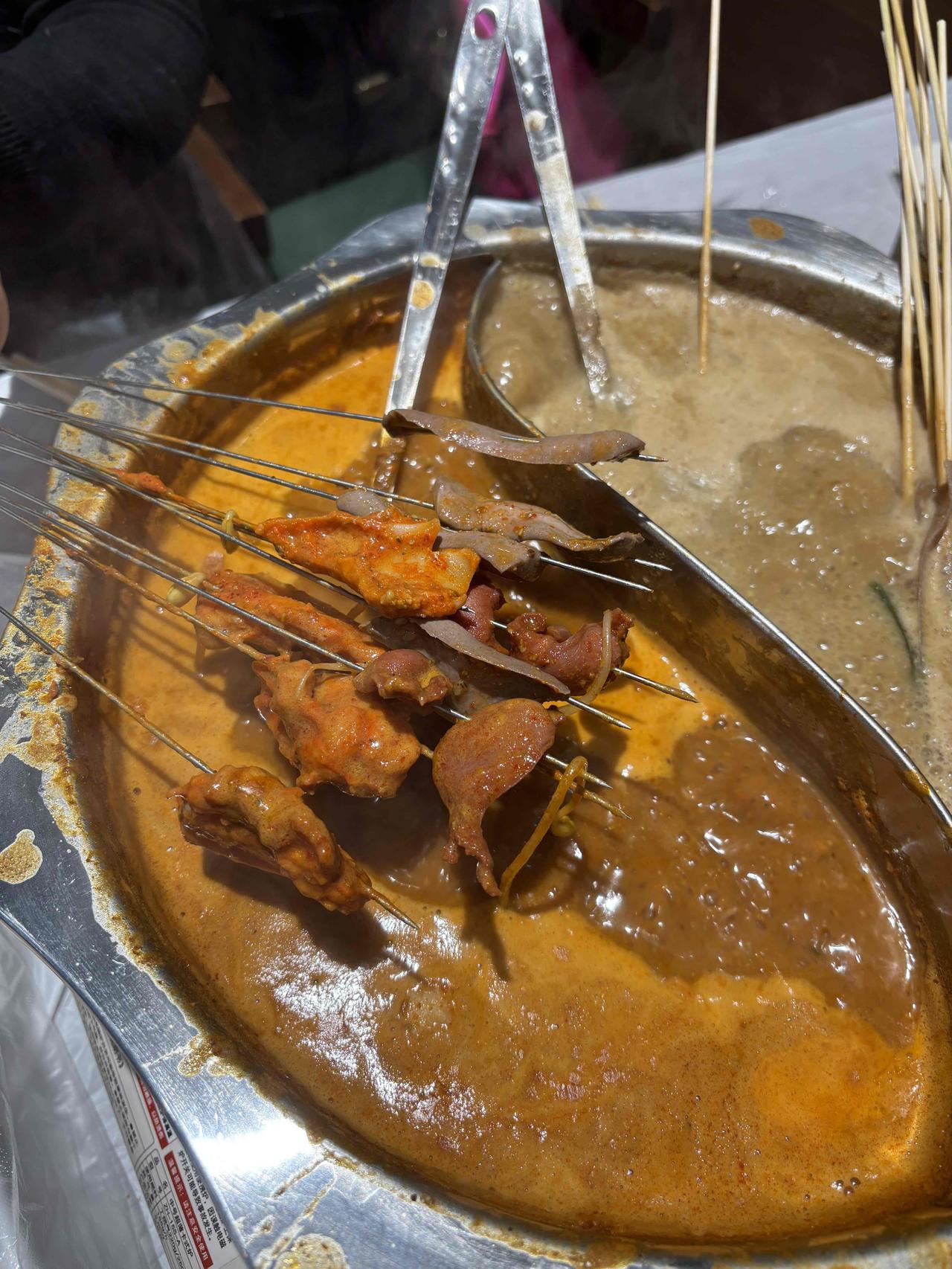 我个人认为食用油为不健康食物的源头之一，每次吃油炸、油熬的食物心里就没底。就此，