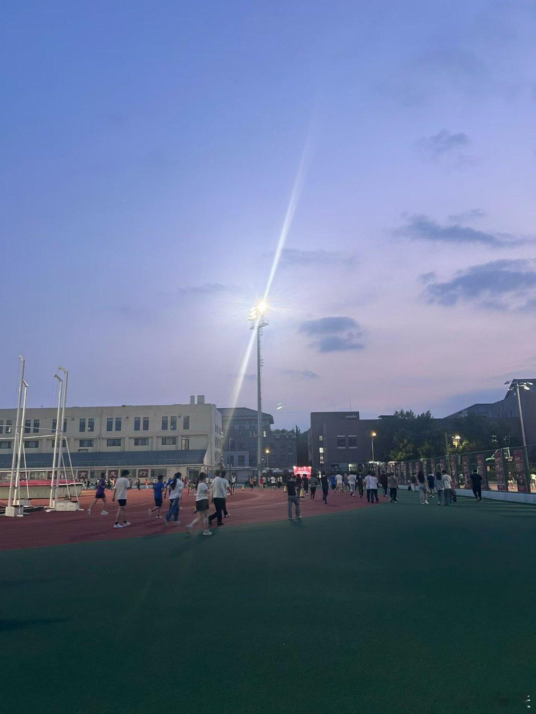 北大师生专属活力夜跑在燕园夜色中热血启幕，以脚步追风，与晚风同行。这一夜，北大师