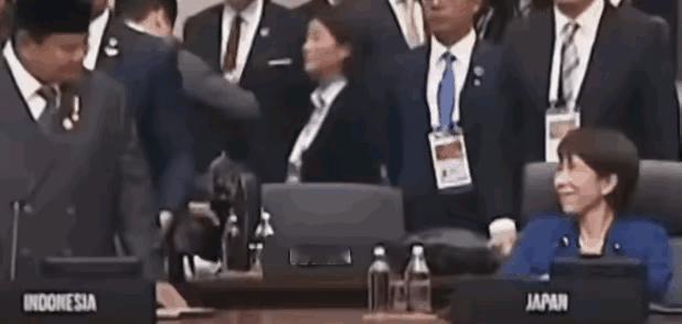 日本首相高市早苗在apec 峰会期间
​
​
​有网友评论说：
​1，苗：公子…