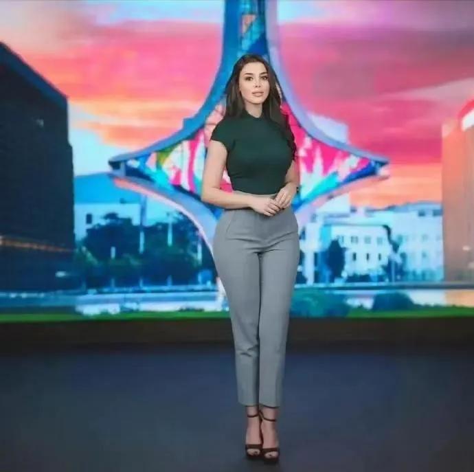 太漂亮了，朱拉尼眼光不错。

朱拉尼还是说话算数，新政府国家电视台的主持人亮相，