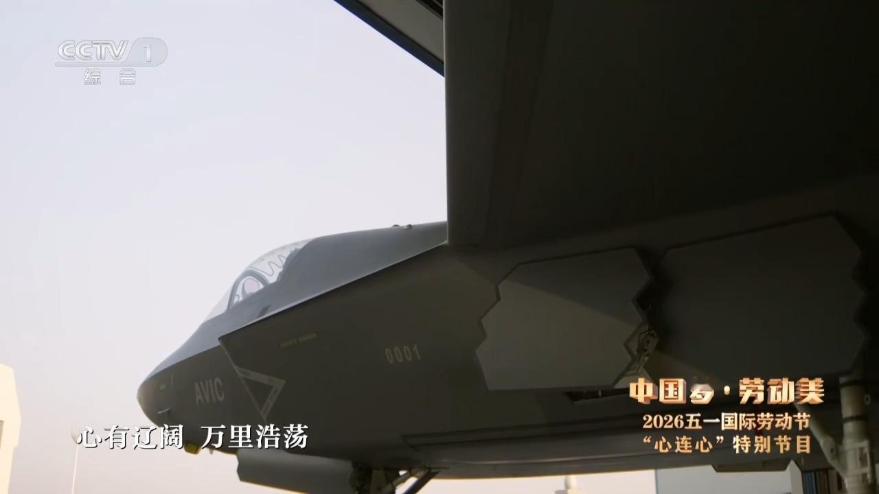 [微风]歼-35外贸版0001号横空出世，单轮设计藏关键玄机，凭重量优势硬刚F-