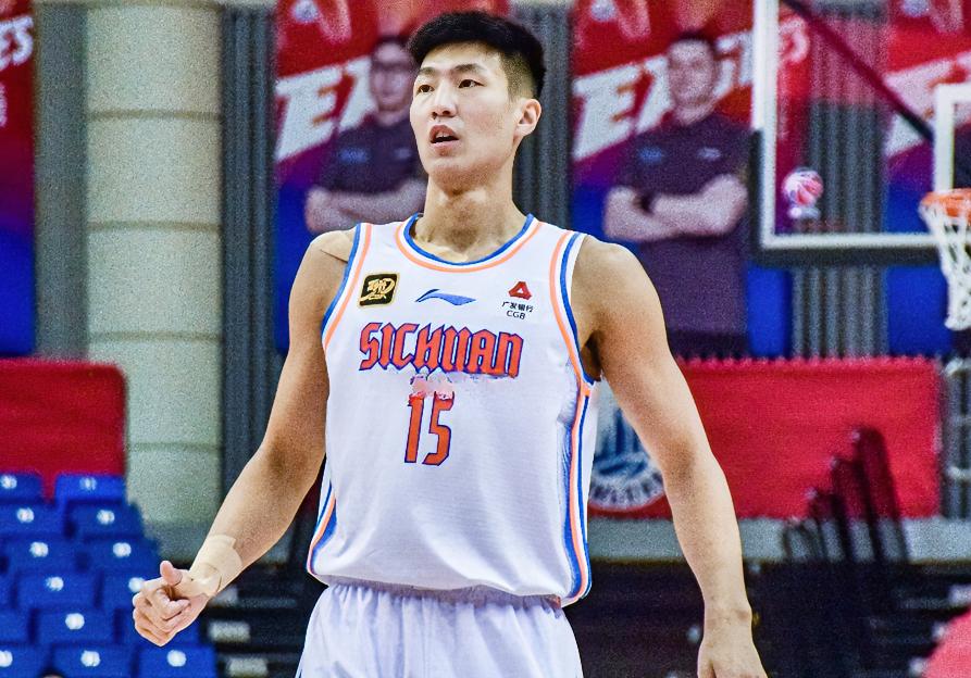 四川丰谷酒业前锋李玮颢太高效了！在今天四川主场迎战深圳的比赛中，目前双方的上半场