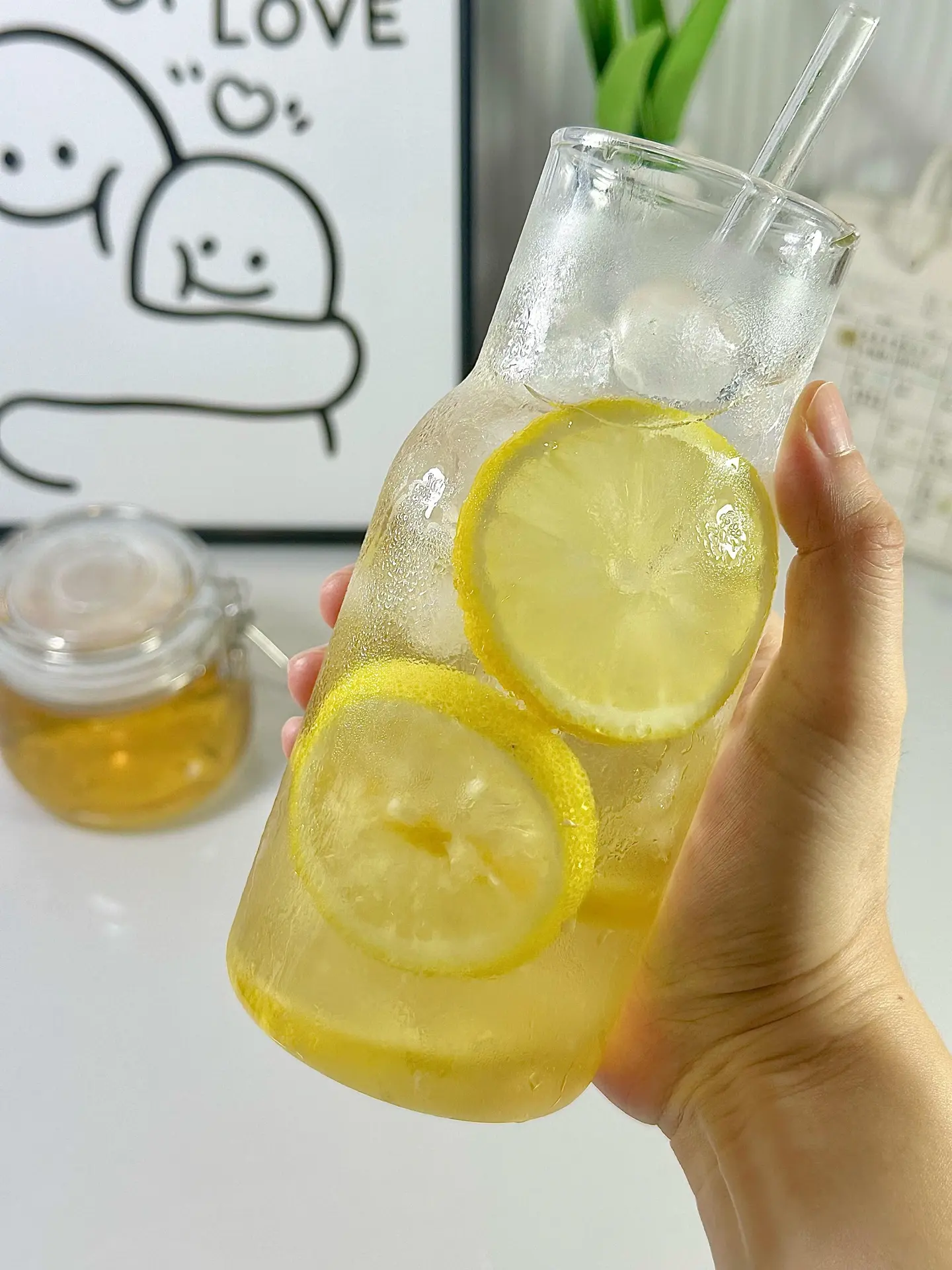 夏天喝这个真的太解暑了。食材和做法都在图片上 切几片柠檬放杯子里，捣出...