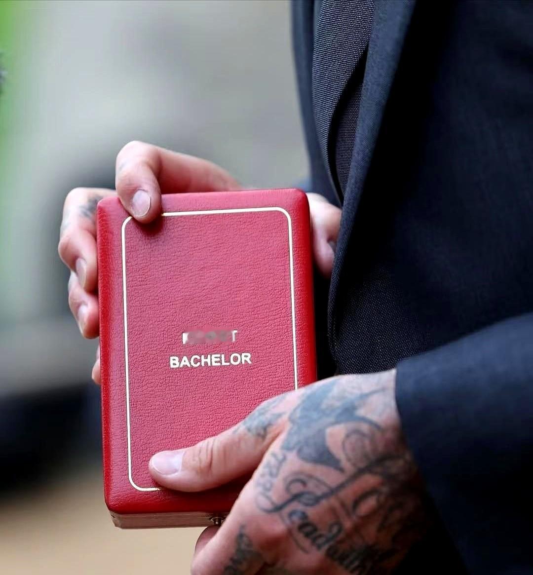 老贝戴上爵士勋章那天，长子布鲁克林根本没现身。

镜头里，威廉王子把KBE挂在贝