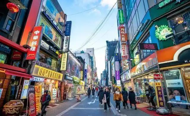 韩国生育率确实回升了，但把原因归结为“打击极端女权”，与公开数据并不吻合。

首