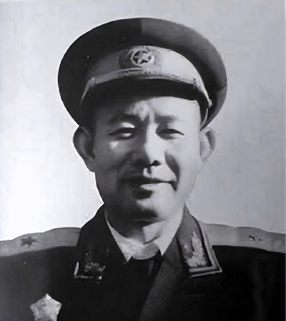 1951年，一群志愿军在撤退时，猛然发现眼前狭隘的山谷中，竟出现了成千上万个美军