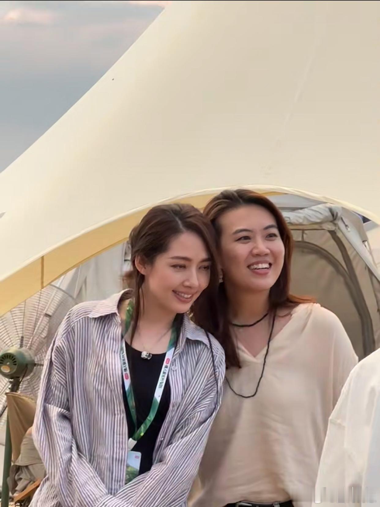 郭碧婷温婉大方亲和力十足，待人谦和没有半点明星架子，五官精致全方位颜值在线。 