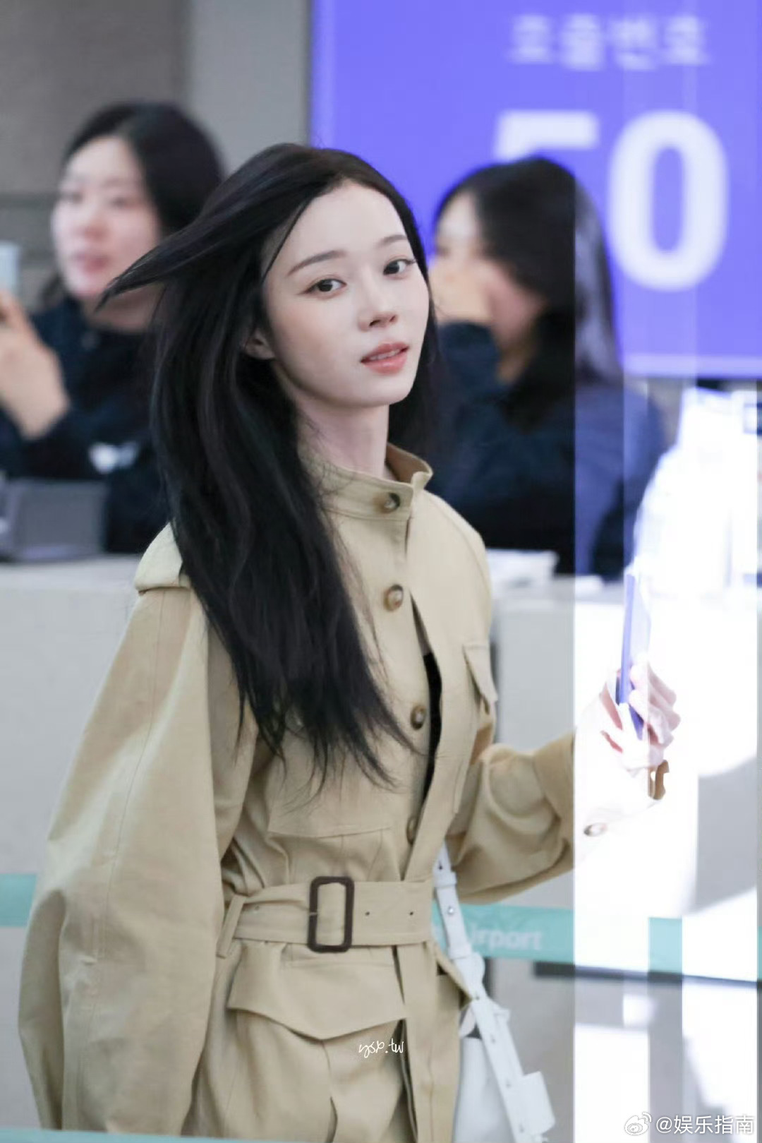 今天风衣造型很有姐感气质的aespa金玟庭出国机场饭拍，爱了爱了！ 