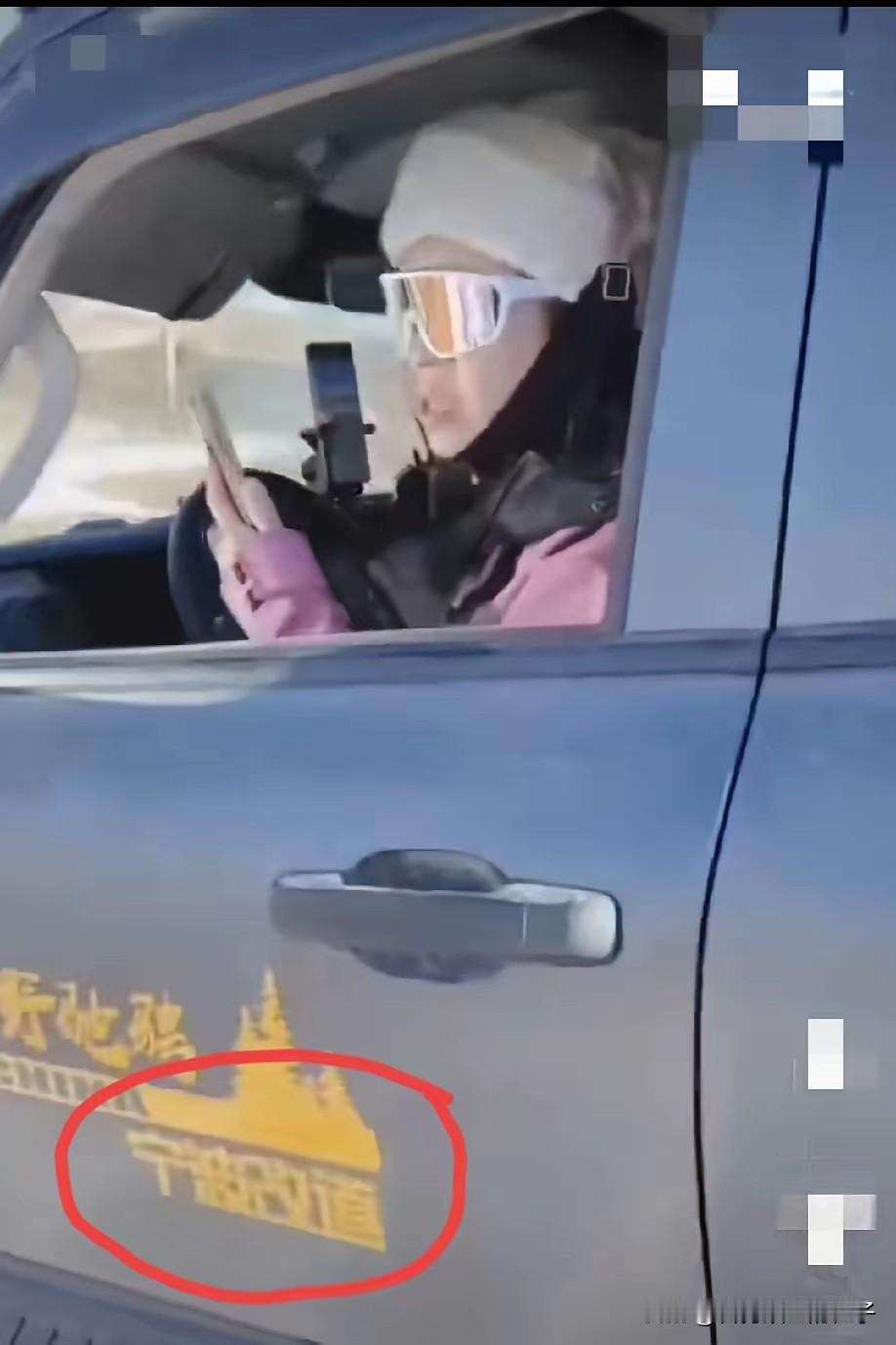 “我车有全险，撞死你也不怕！”内蒙古赤峰，女子驾驶越野车在草场玩漂移，被牧民发现