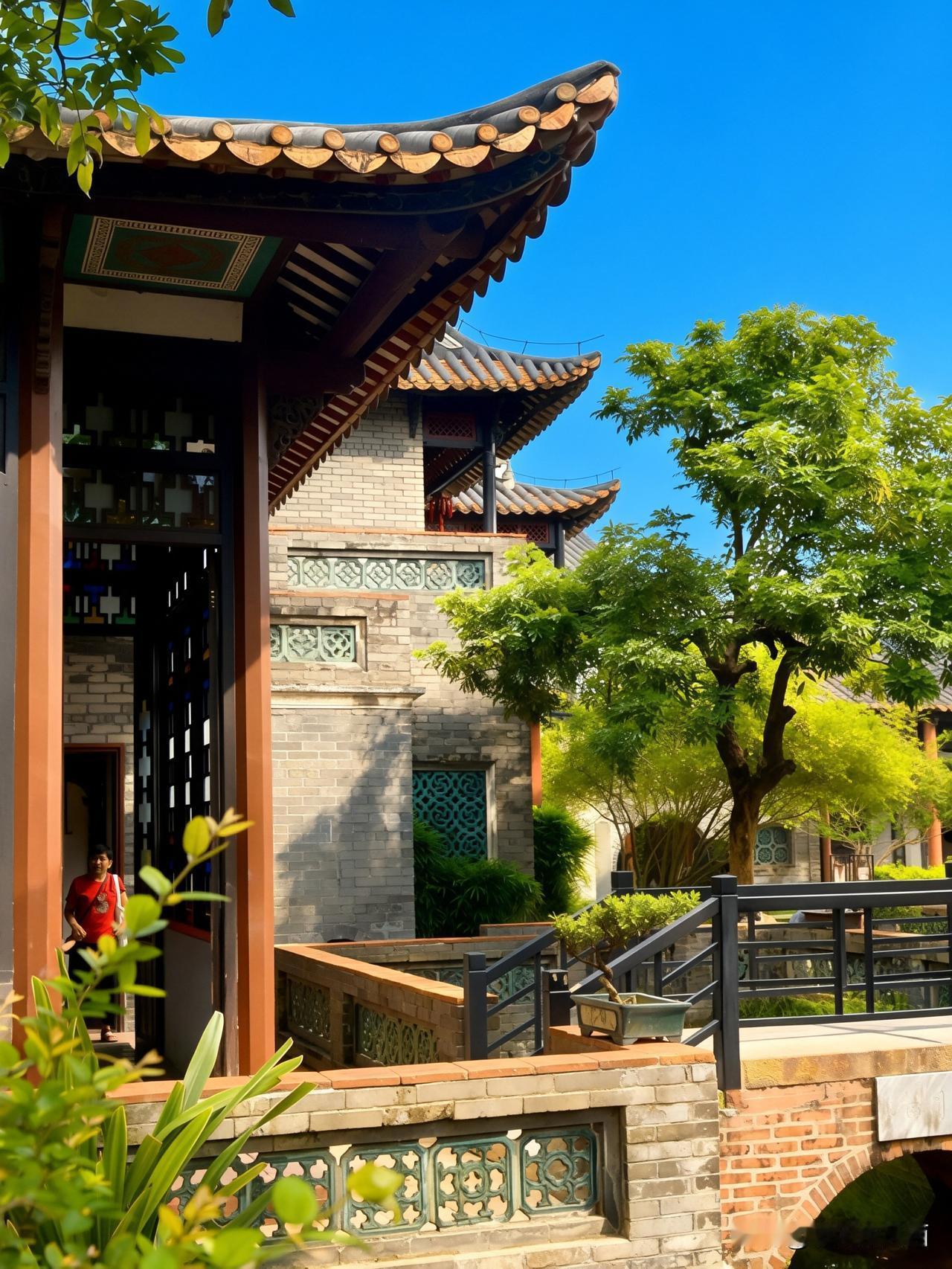 可园记：方寸岭南，藏尽风雅
   漫步东莞可园，青砖黛瓦在澄澈天光下晕开温润古韵