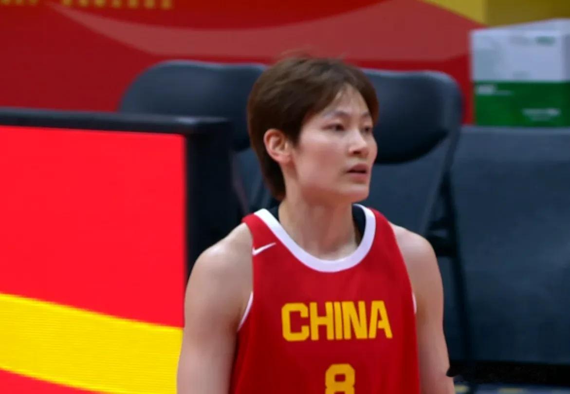 上场8分钟，出现6次失误！中国女篮后场老将，也许真的到了退役的时候了。
昨晚，中