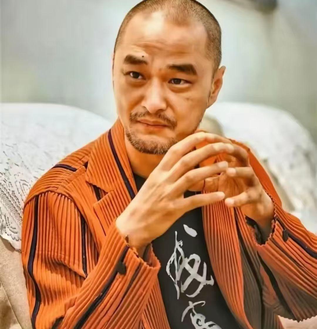 冯唐说：
“一个人最顶级的愚蠢，
就是焦虑。

人生本来就是一个
见招拆招的过程