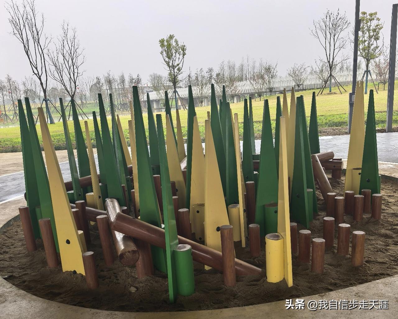 大乐透033期选号参考

前三位2580尾不少于1枚

后三位0路必出至少1枚