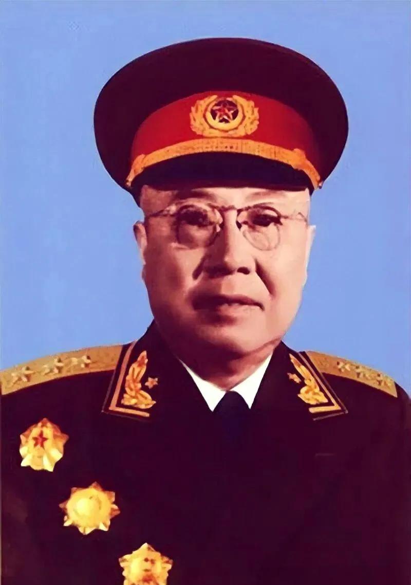 全军最难管的开国上将，谁劝都不听，唯独对陈赓心悦诚服。这位让全军首长都倍感头疼的