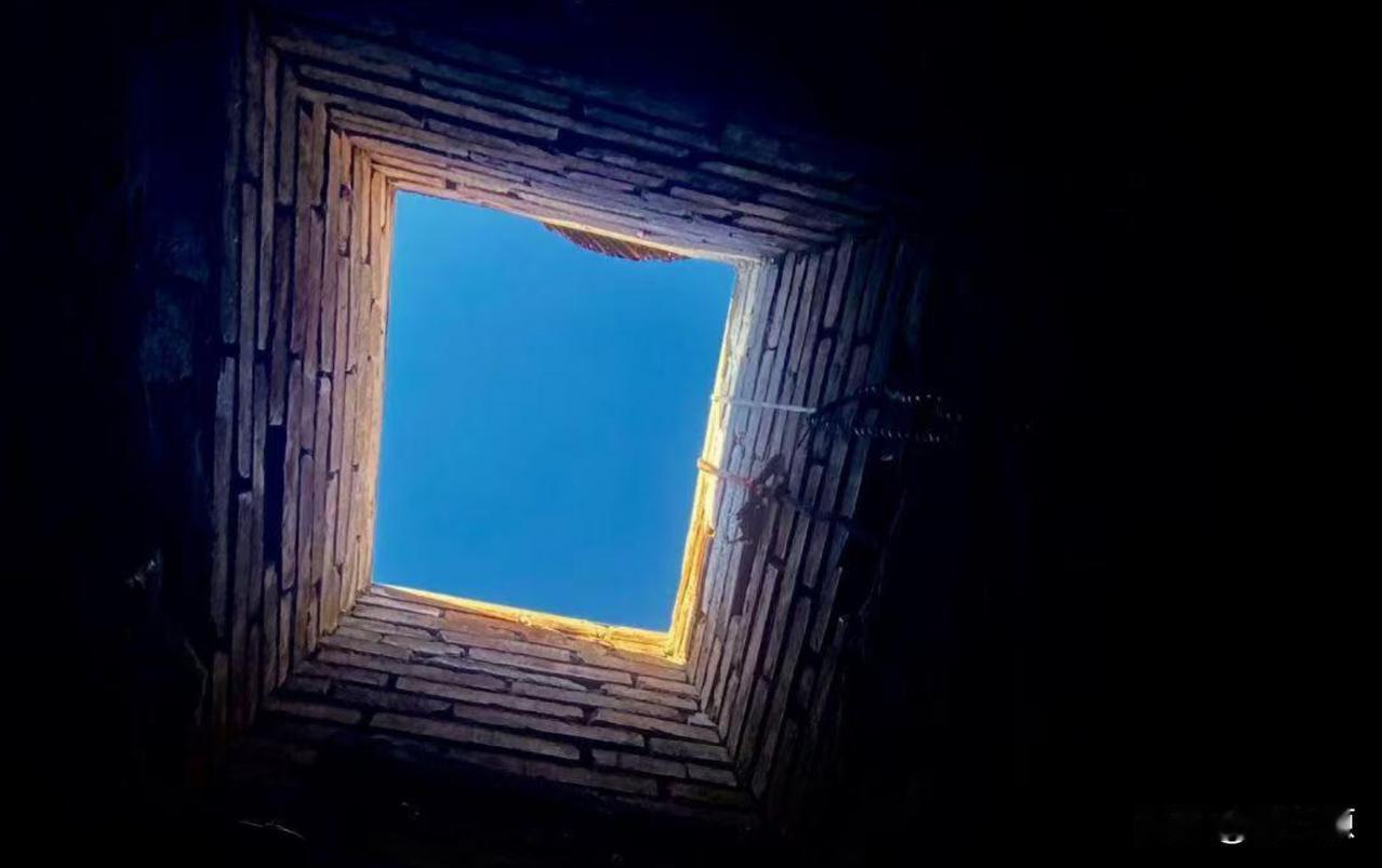 冬天地窖的温度那么高，为什么古代穷人宁愿冻死在破屋子里，也不去地窖御寒？

地窖