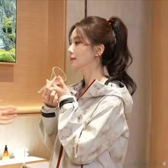 刘诗诗卷发高马尾look 刘诗诗高马尾造型完全清纯女大～太好看啦姐姐！ 