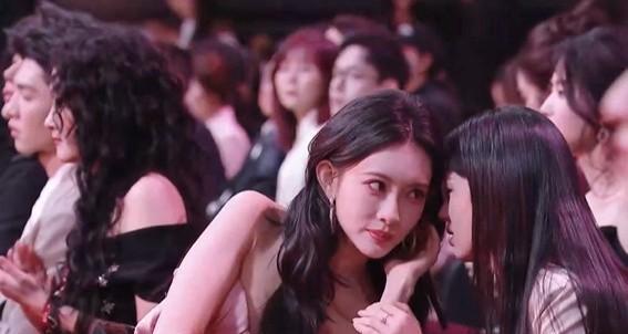 笑不活了！
孟姐花了七八个小时搞的“艳压”战袍，结果一扭头把身边的顶流小花周也认