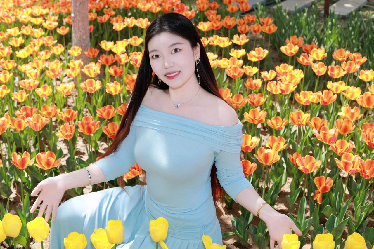 人像摄影约拍跟拍郁金香花海 晋阳湖郁金香人像原创摄影我镜头里的美女春天当然要和郁