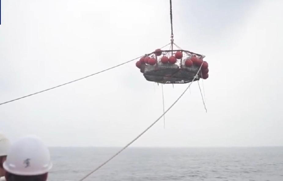 山东威海海域发生一起商船与渔船相撞事件，8人至今下落不明，救援行动仍在紧张进行中