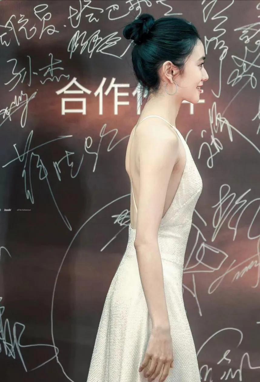 新谋女郎刘浩存的颜值，给人一种出淤泥而不染的感觉，眼下这颗痣好绝啊，就忽然就ge