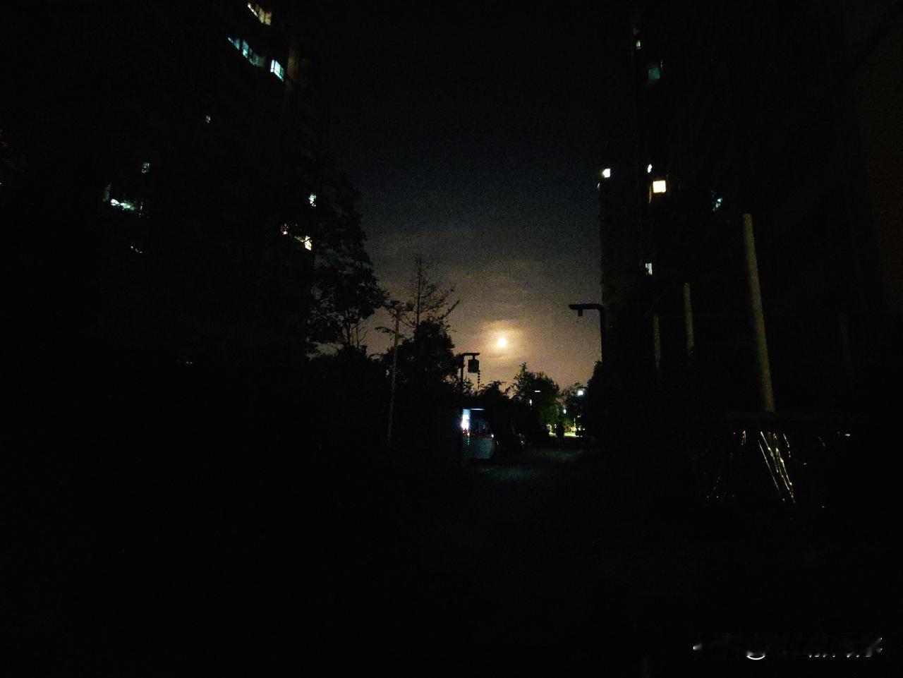郑州夜景随手拍:十五的月亮十六圆！
