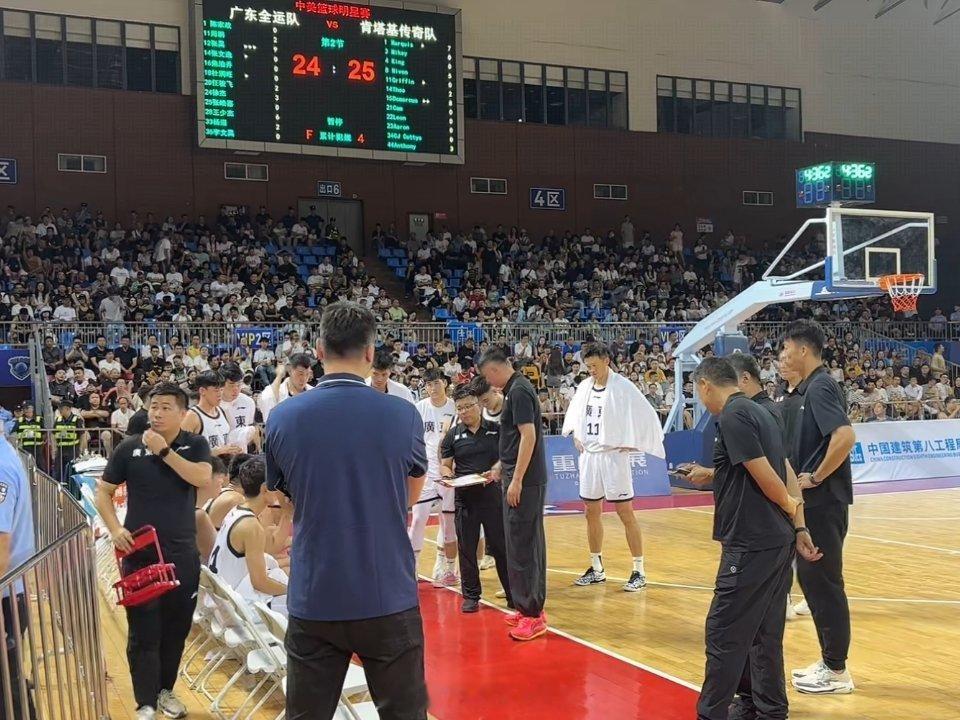 第一节比赛结束，广东全运男篮24-25考辛斯＆肯塔基传奇队。 ​​​