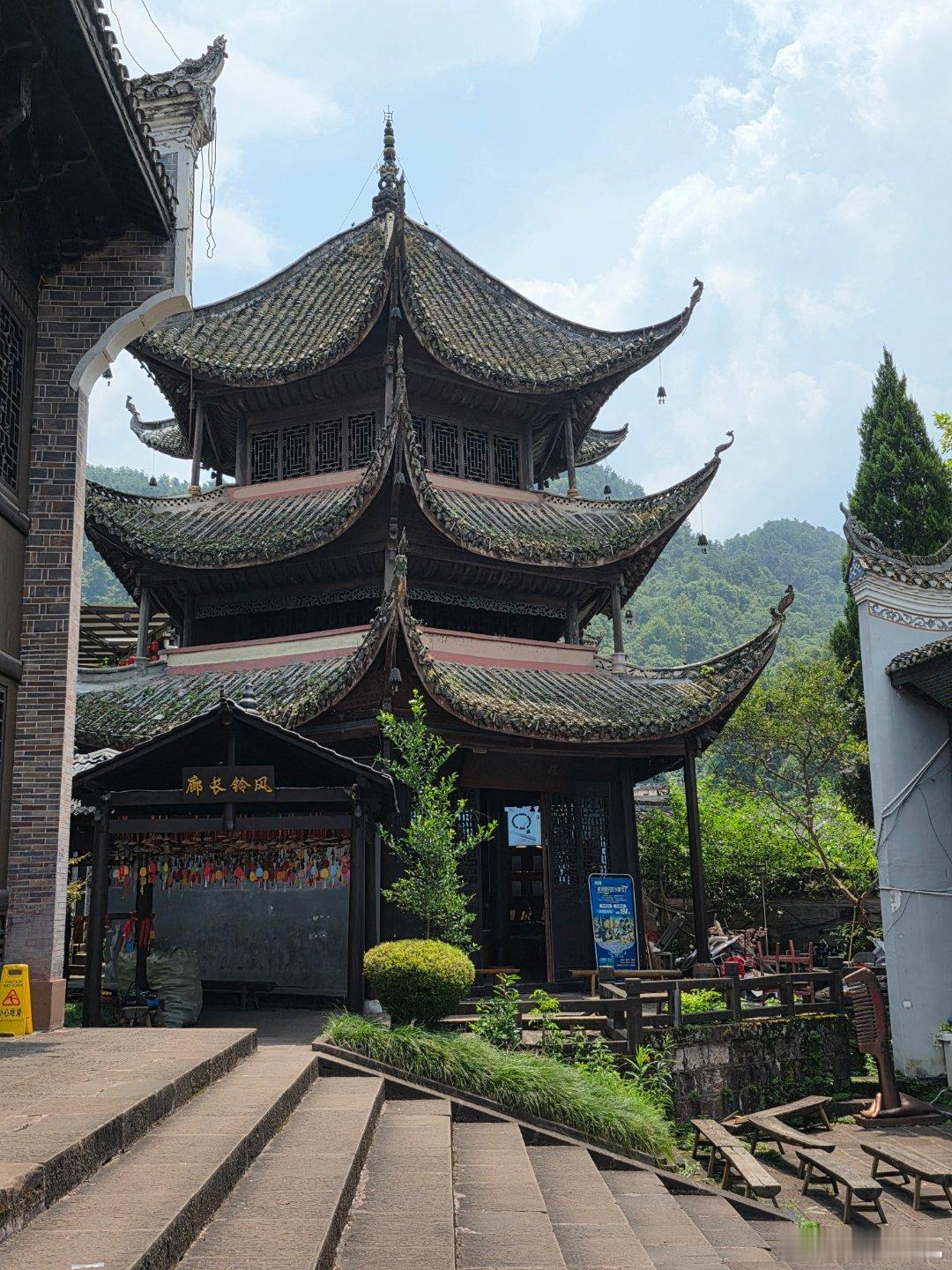 凤凰万寿宫，江西填湖广带来的江西会馆。凤凰万寿宫，是清代江西商人在沱江边修建的同