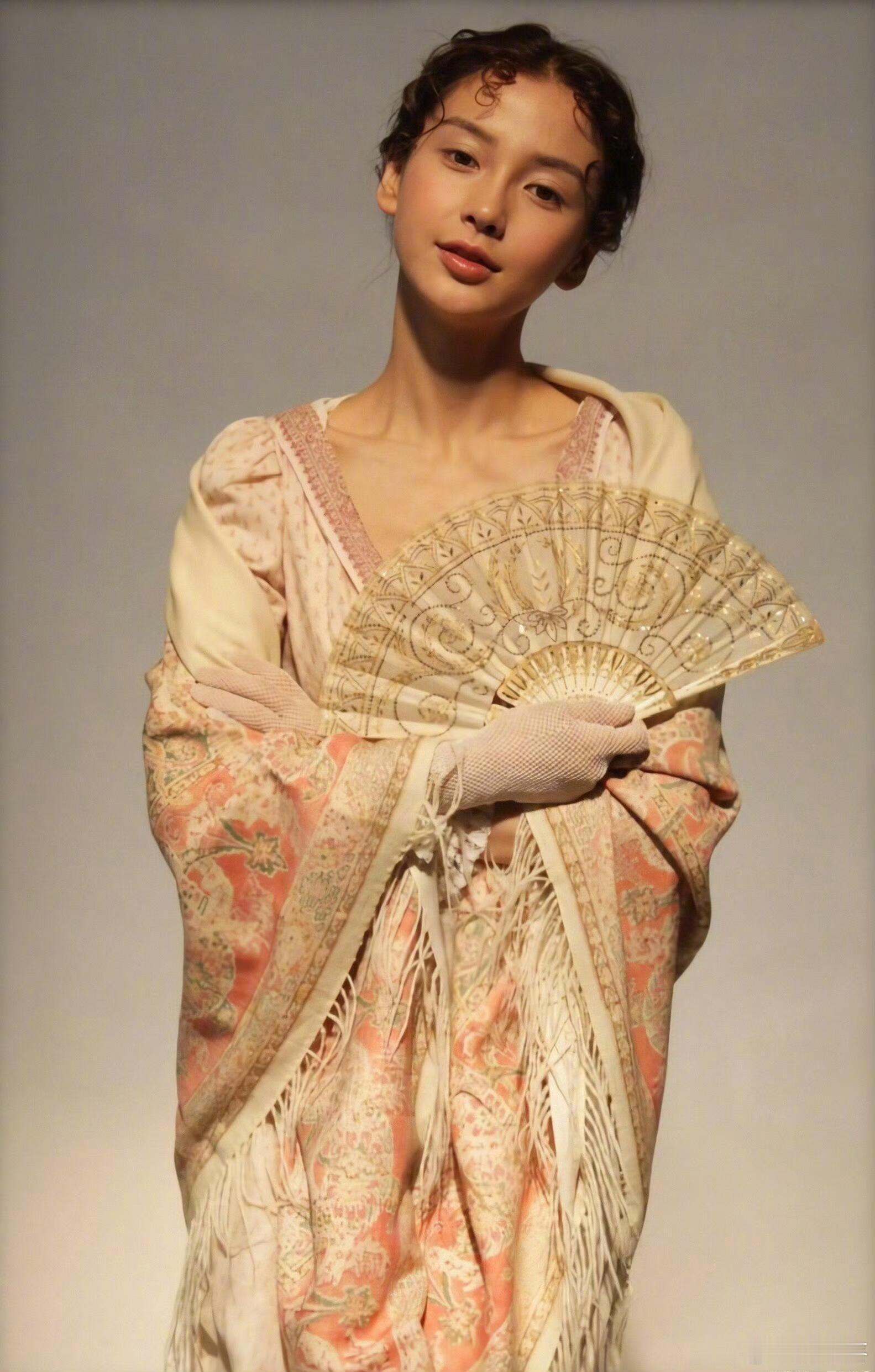2012年Angelababy的定妆照，放到现在看也很美，有一种油画里走出来的古