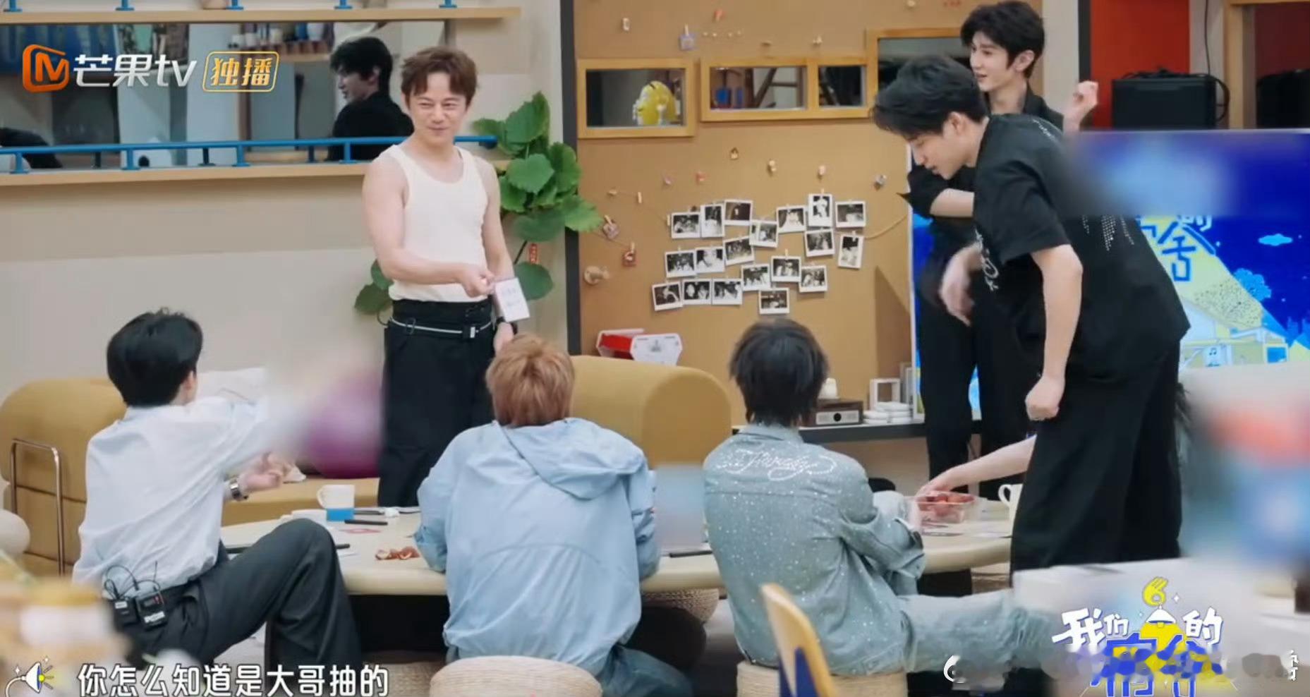 陈哲远给李沁剥喂荔枝这段氛围感好甜蜜啊，陈哲远细腻剥荔枝，李沁温柔回应，糖分拉满