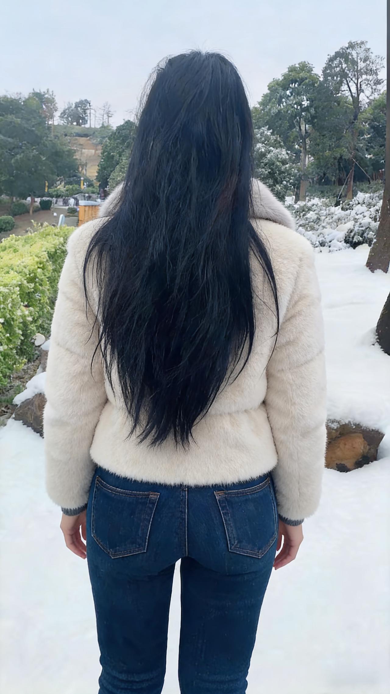 雪满庭园静，佳人立晓霜。
青丝垂墨瀑，素袄衬冰光。
步怯琼瑶碎，身凝玉露香。
回