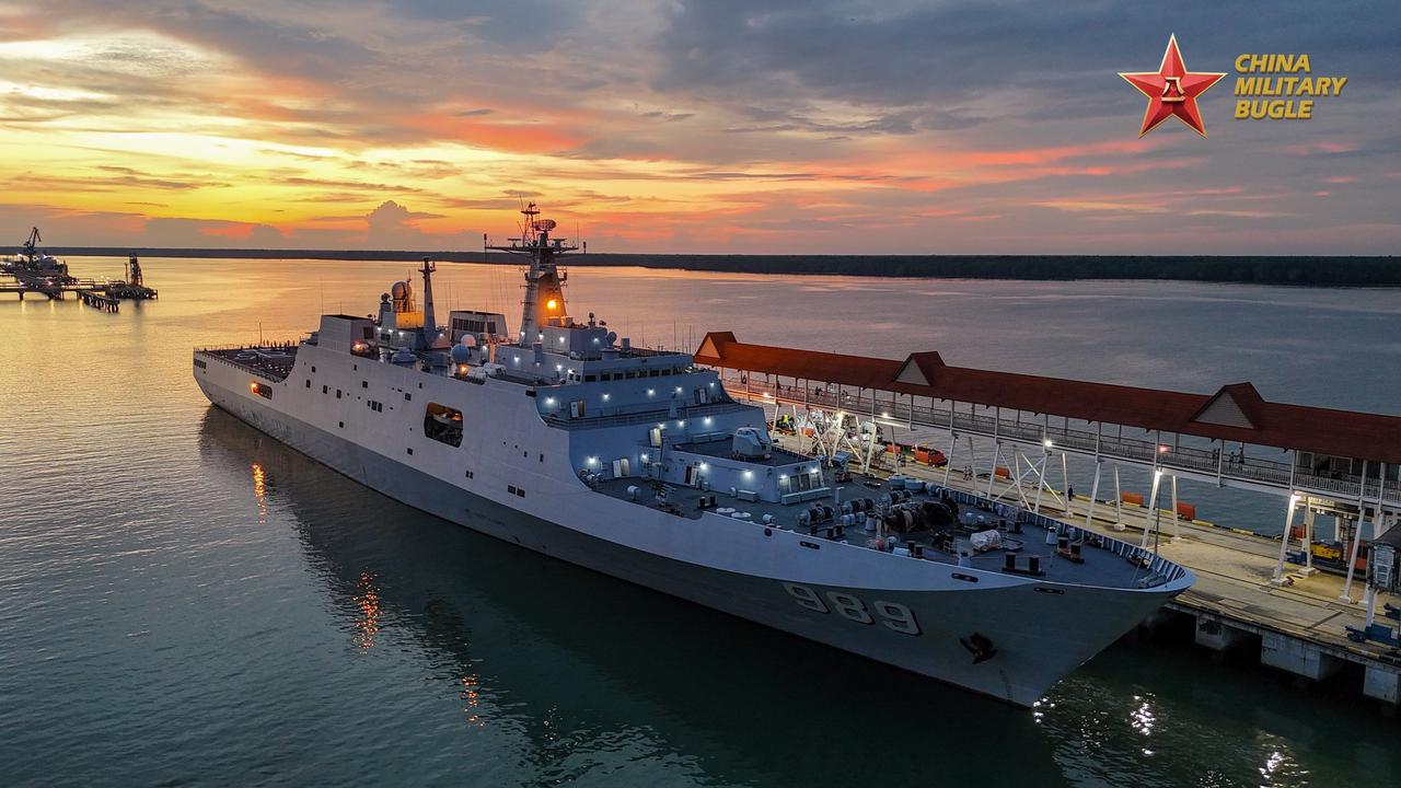 停靠在马来西亚港口的“长白山”号船坞登陆舰。