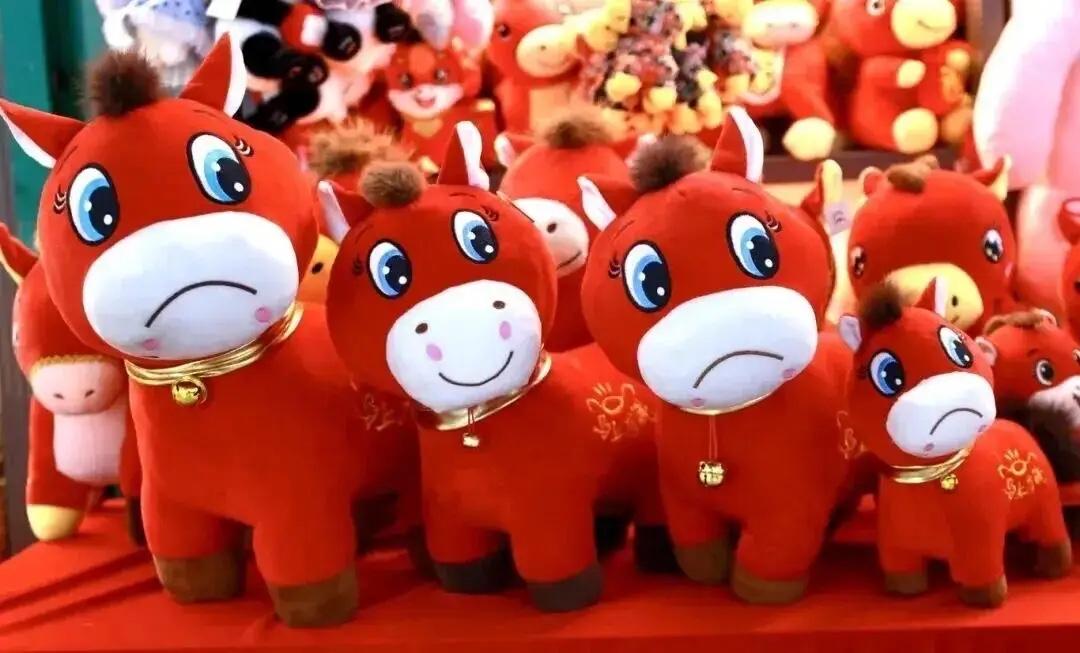 哭哭马直接火出圈！
凭一只委屈玩偶，拿下马年春晚最强流量！

谁能想到，这只义乌