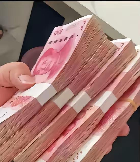 浙江一个老头，拆迁分了450万，把三子女叫回来分钱。大儿子说不要，二女儿也说不要