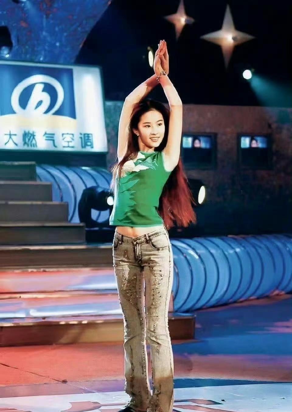 年轻时期的刘亦菲，真漂亮身材好。 ​