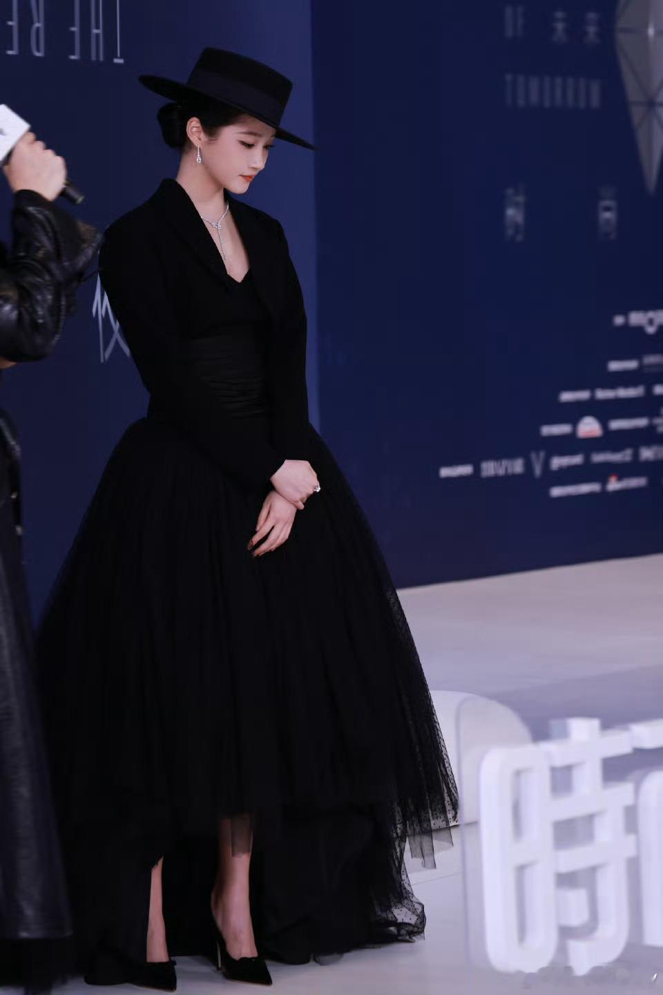 关晓彤造型师去哪儿进修了关晓彤是红毯的焦点，只要关晓彤走红毯必上热搜，感觉都在关