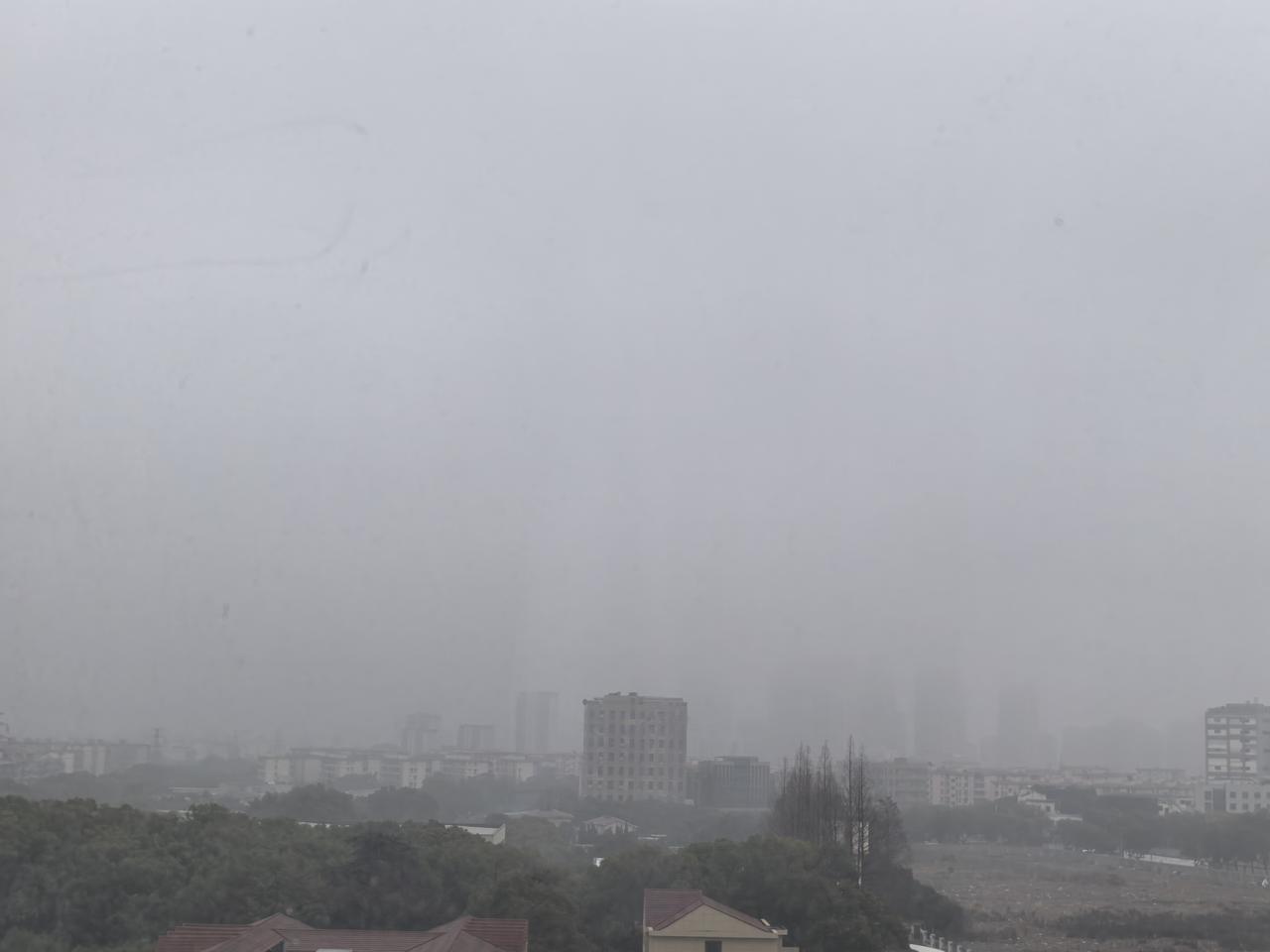 外面烟雨迷蒙，能见度很差，和昨天的阳光灿烂仿佛两个世界，听说北方的沙尘暴吹过来了