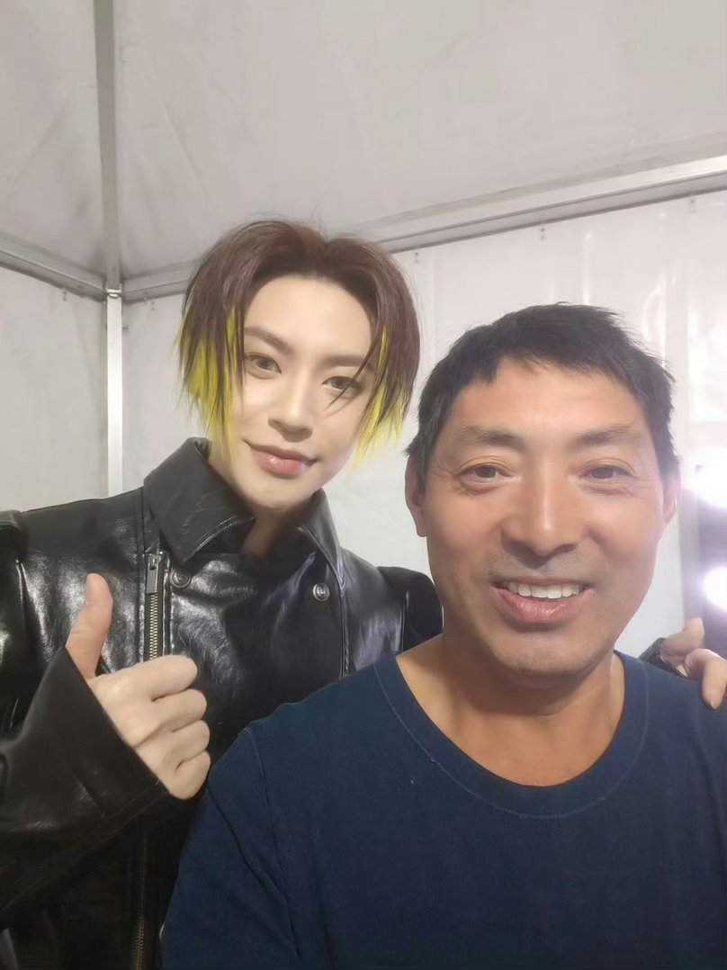 王琳凯喊话女孩你的爸爸很爱你谁懂啊！常州舞台上，为女儿追王琳凯的大叔直接破防了。