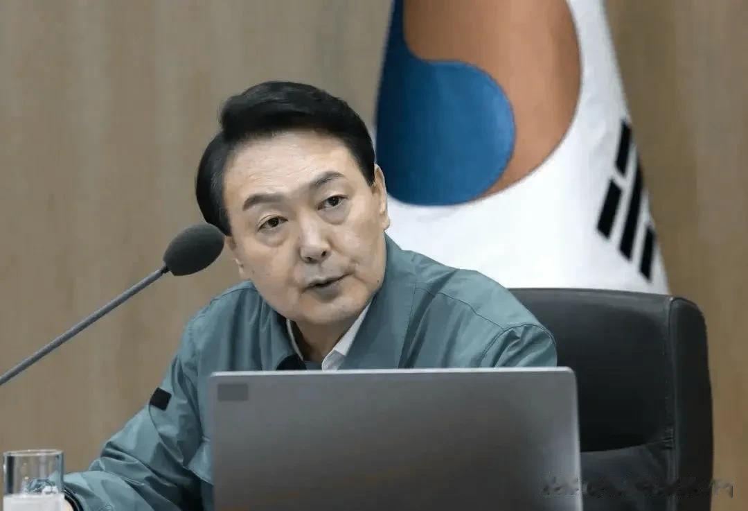 【尹锡悦对华发出威胁：中方若敢与韩国抗衡，将承担不起后果】近日，韩国总统尹锡悦在
