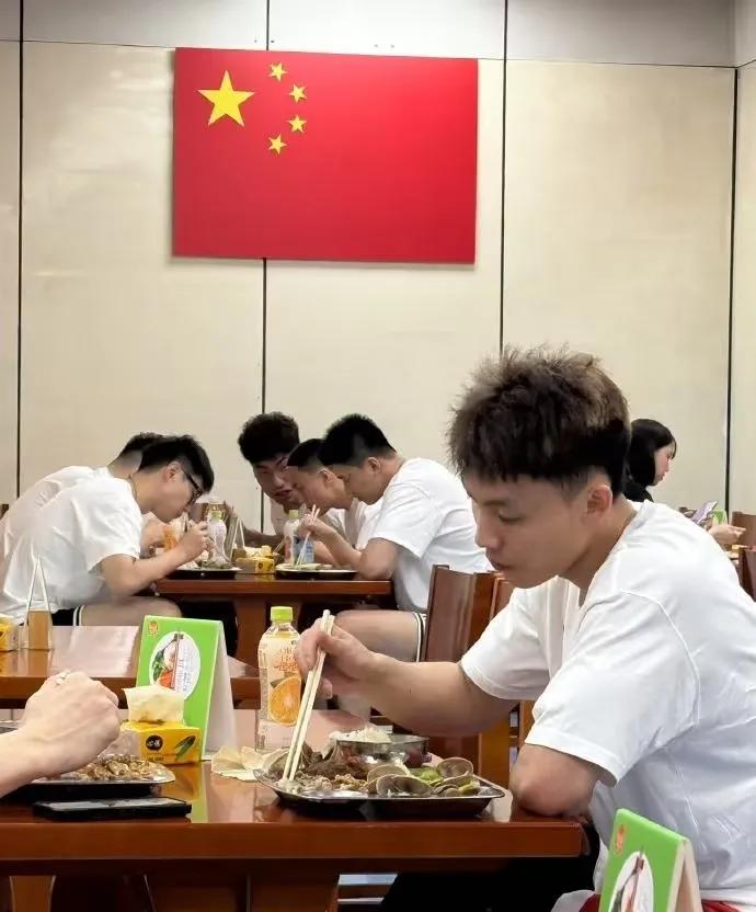 中国男篮集训队在食堂吃饭一张照片暴露胡明轩和徐杰的关系！

只见徐杰和对面一个人