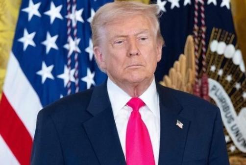 特朗普比谁都清楚，总统任期只有短短的四年时间，他再怎么努力，国内经济也是难有起色