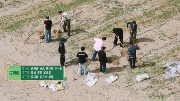 看种地吧才知道有这样一群治沙人种地吧一代人坚守一方热土，用半生时光浇灌荒漠，这份