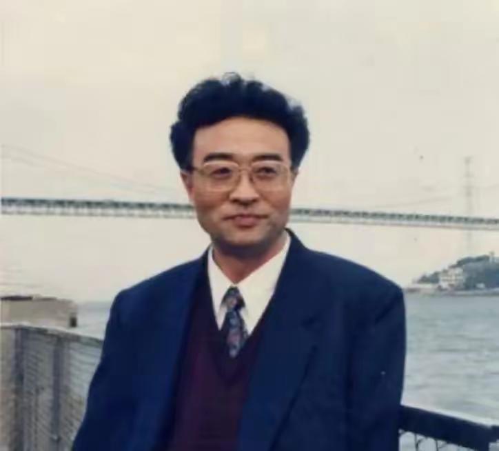 他名叫刘铁骑，是大贪官刘青山的儿子，父亲在1952年被枪毙的时候，刘铁骑才6岁，