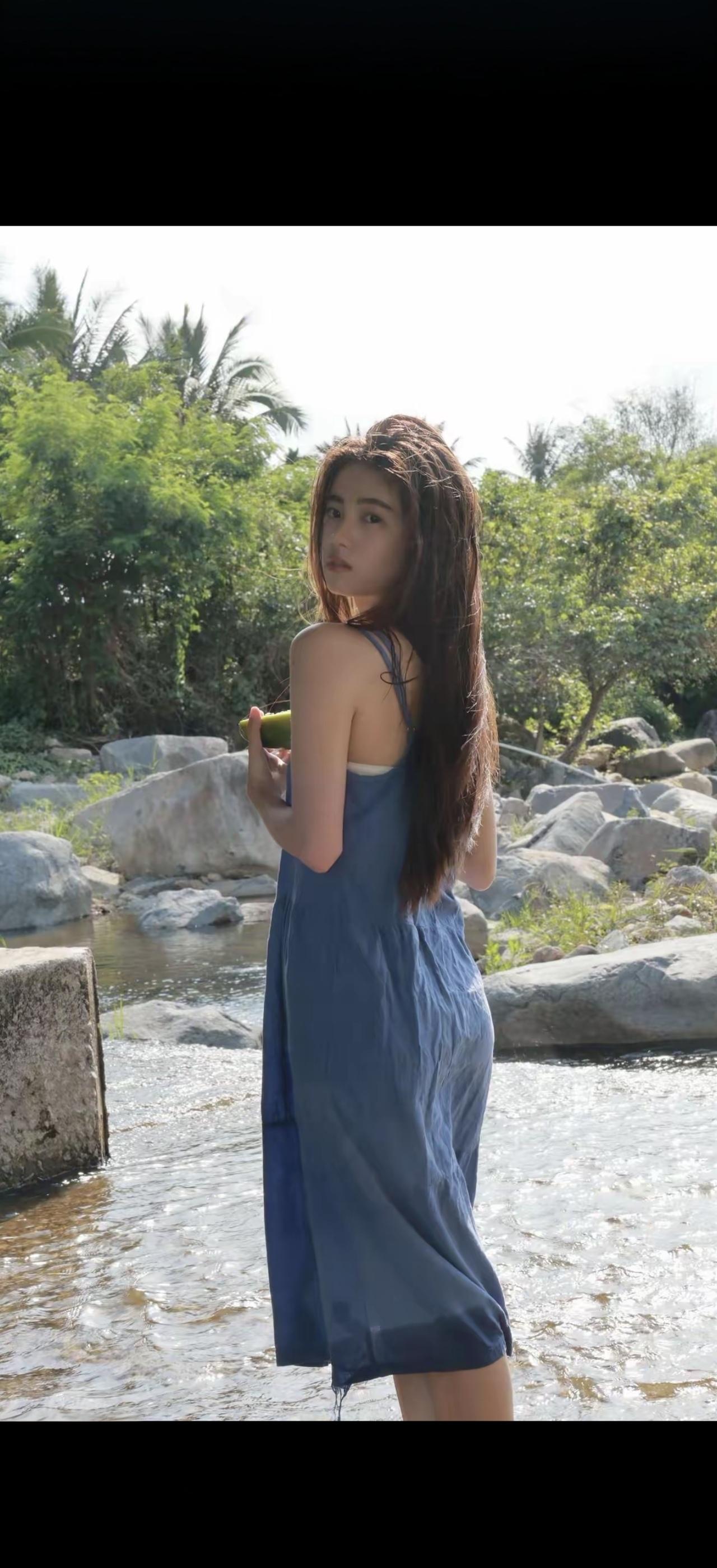 水边轻纱拂，绿意满心间。