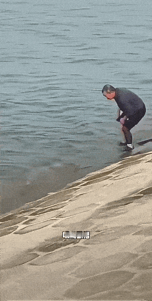 这么大的鱼，他硬生生的给逮住抱上来了？让人总有点不可信。
你说！这鱼是不是鱼杆溜